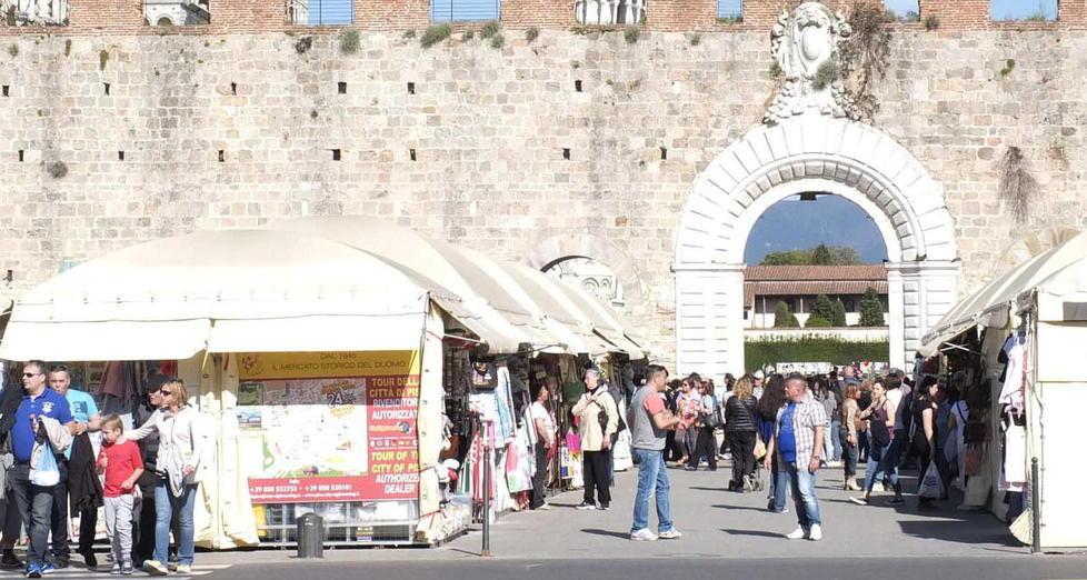 «Non è da intellettuali dire solo no alle bancarelle» 