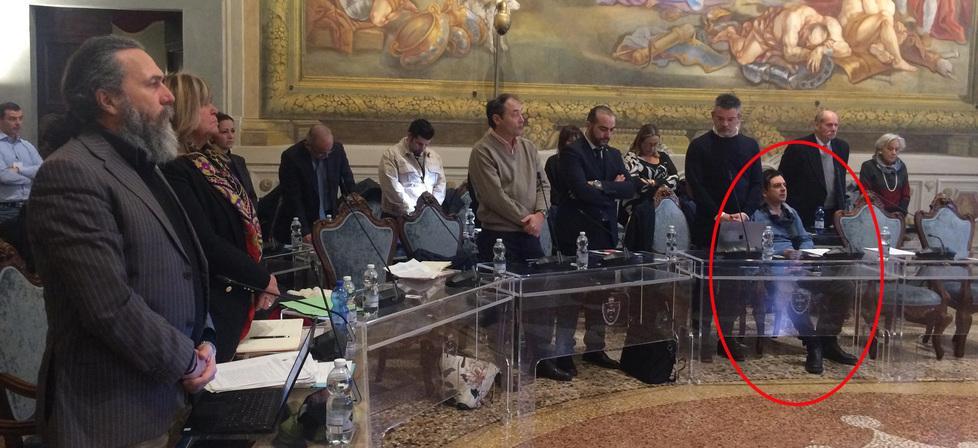 Laurora al contrattacco: manifesti, volantinaggio e minaccia di querele 