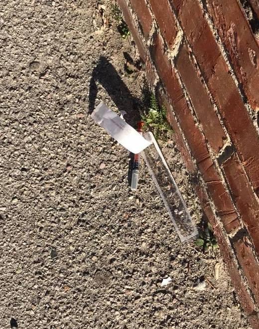 Siringa sporca di sangue lasciata nella notte di fronte alla scuola 