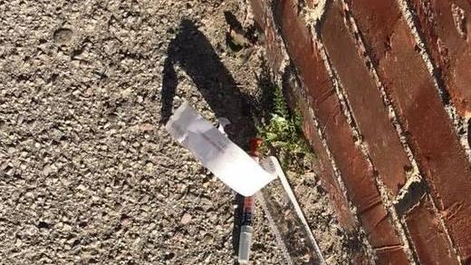 Siringa sporca di sangue lasciata nella notte di fronte alla scuola