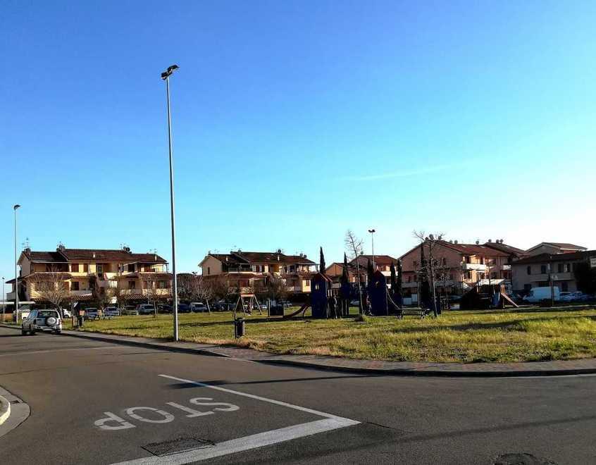 Riunione dei residenti in mezzo alla piazza «Vogliamo le telecamere contro i furti» 
