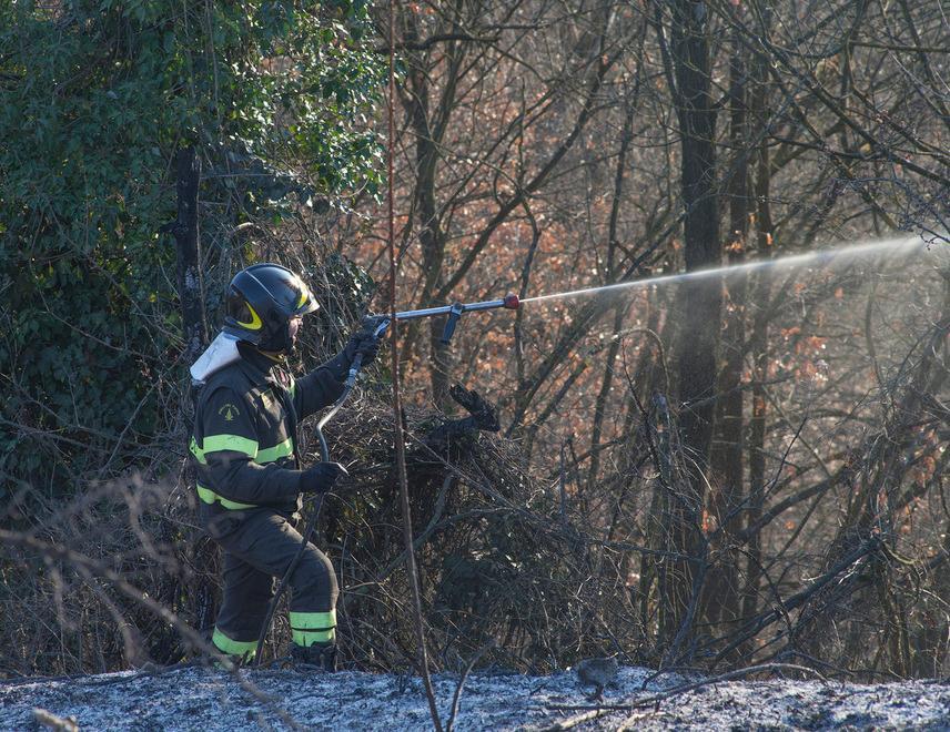 A fuoco ettari di sterpaglie Paura per il borgo di Casara 