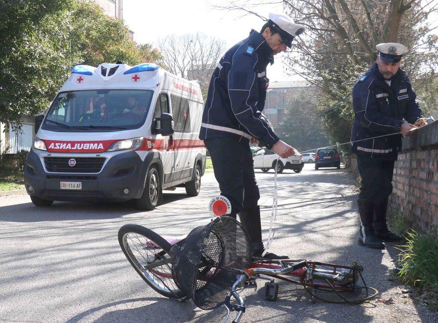 Distribuiva volantini Sbalzato dalla bicicletta nello scontro con l’auto