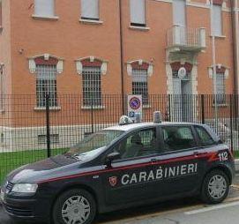 Vede i ladri e li fotografa Così la vicina sventa il furto 