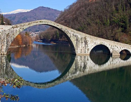 In cammino sulla via del Volto Santo fra misteriosi labirinti e antichi borghi 