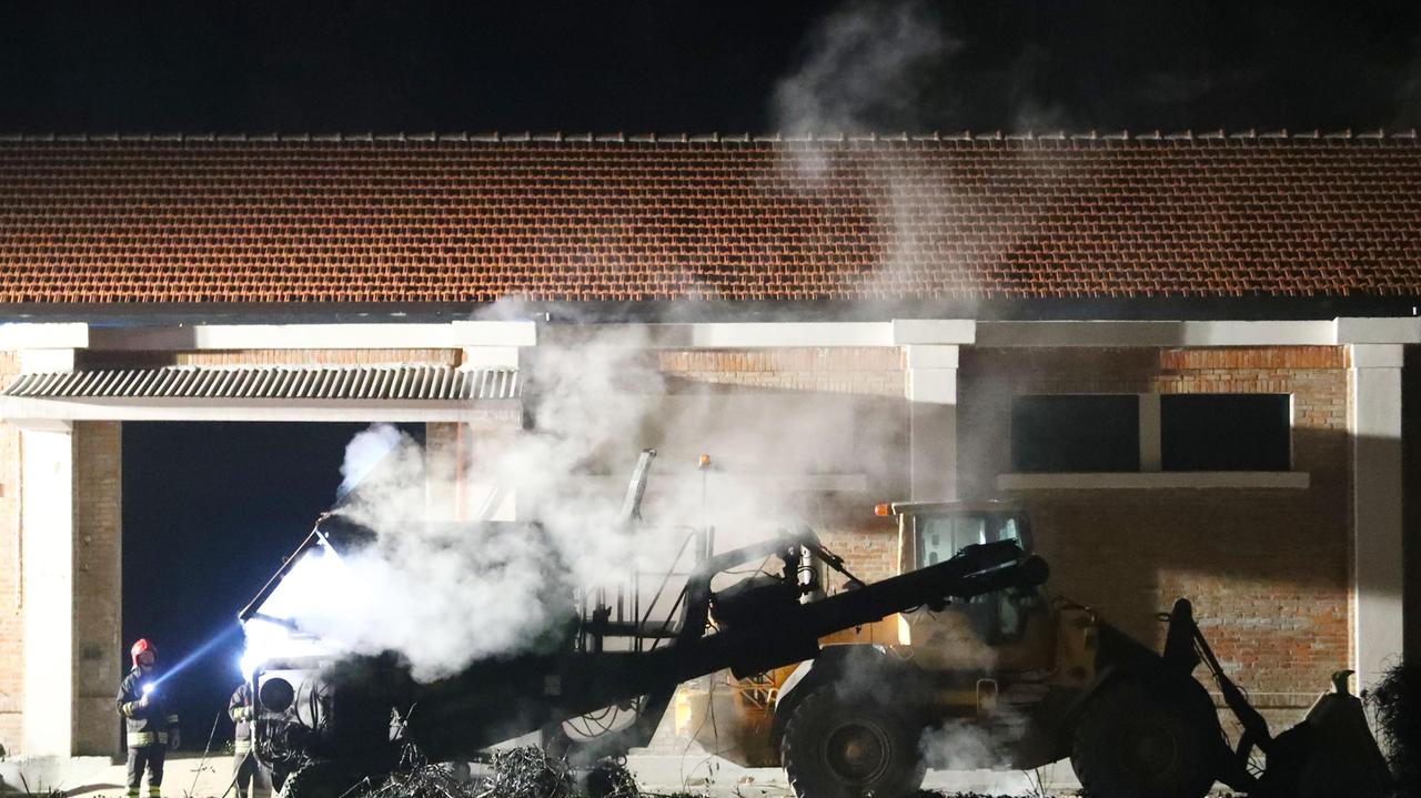 Ferrara, incendio in un'azienda agricola