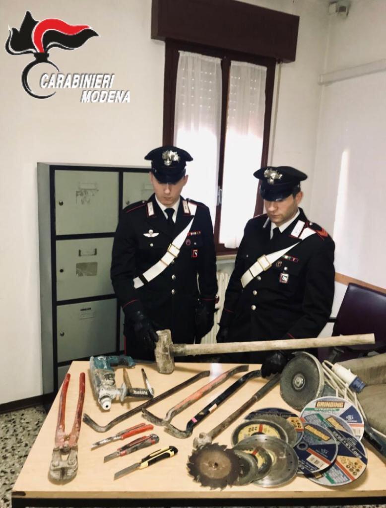 Mirandola, in auto arnesi da scasso di tutti i tipi: denunciati