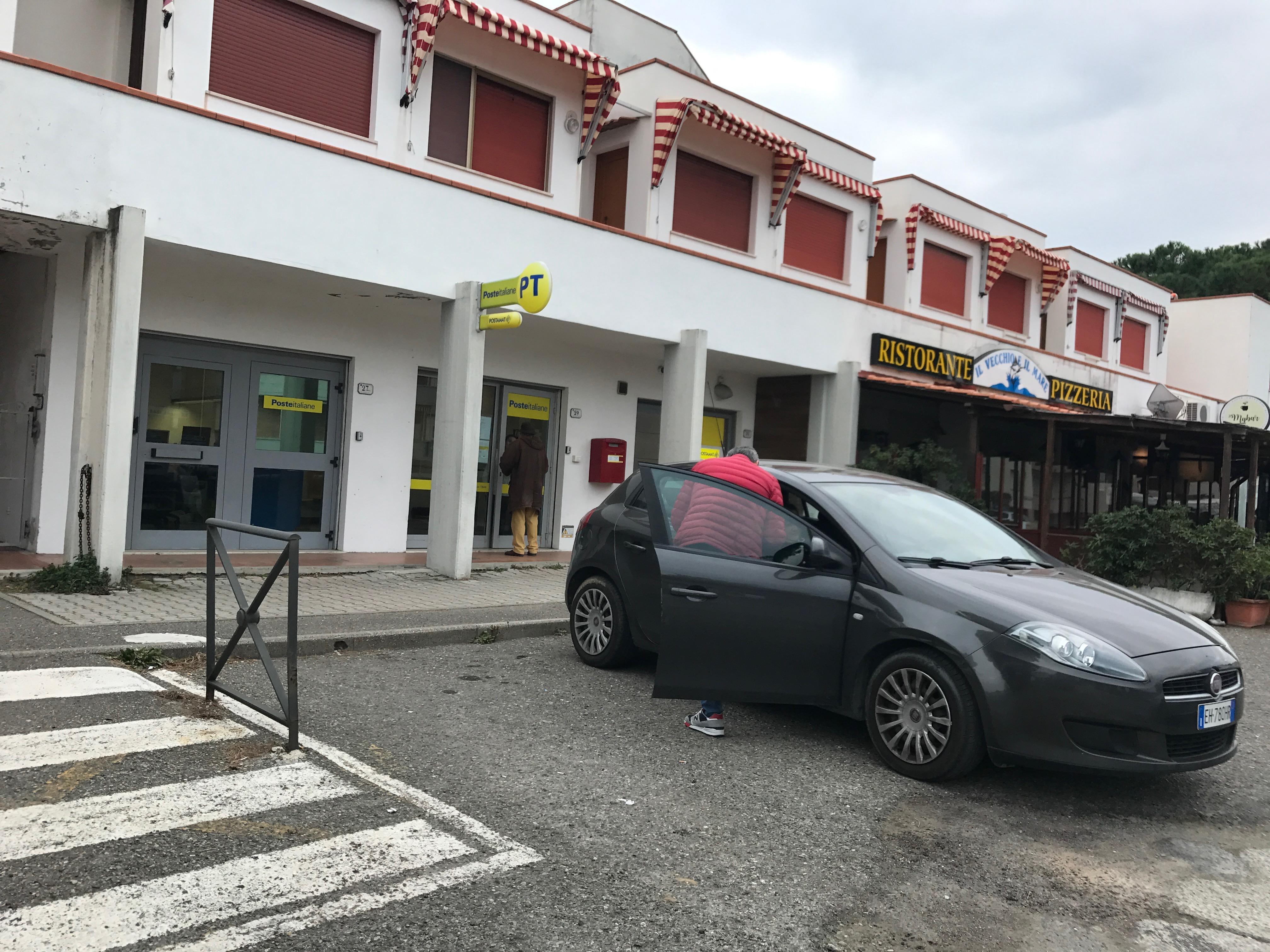 Pistola in pugno rapinano l'ufficio postale di Vada