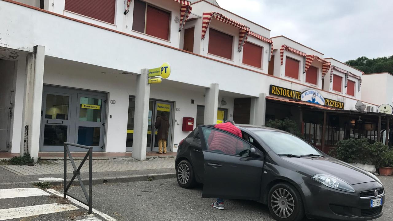 Pistola in pugno rapinano l'ufficio postale di Vada