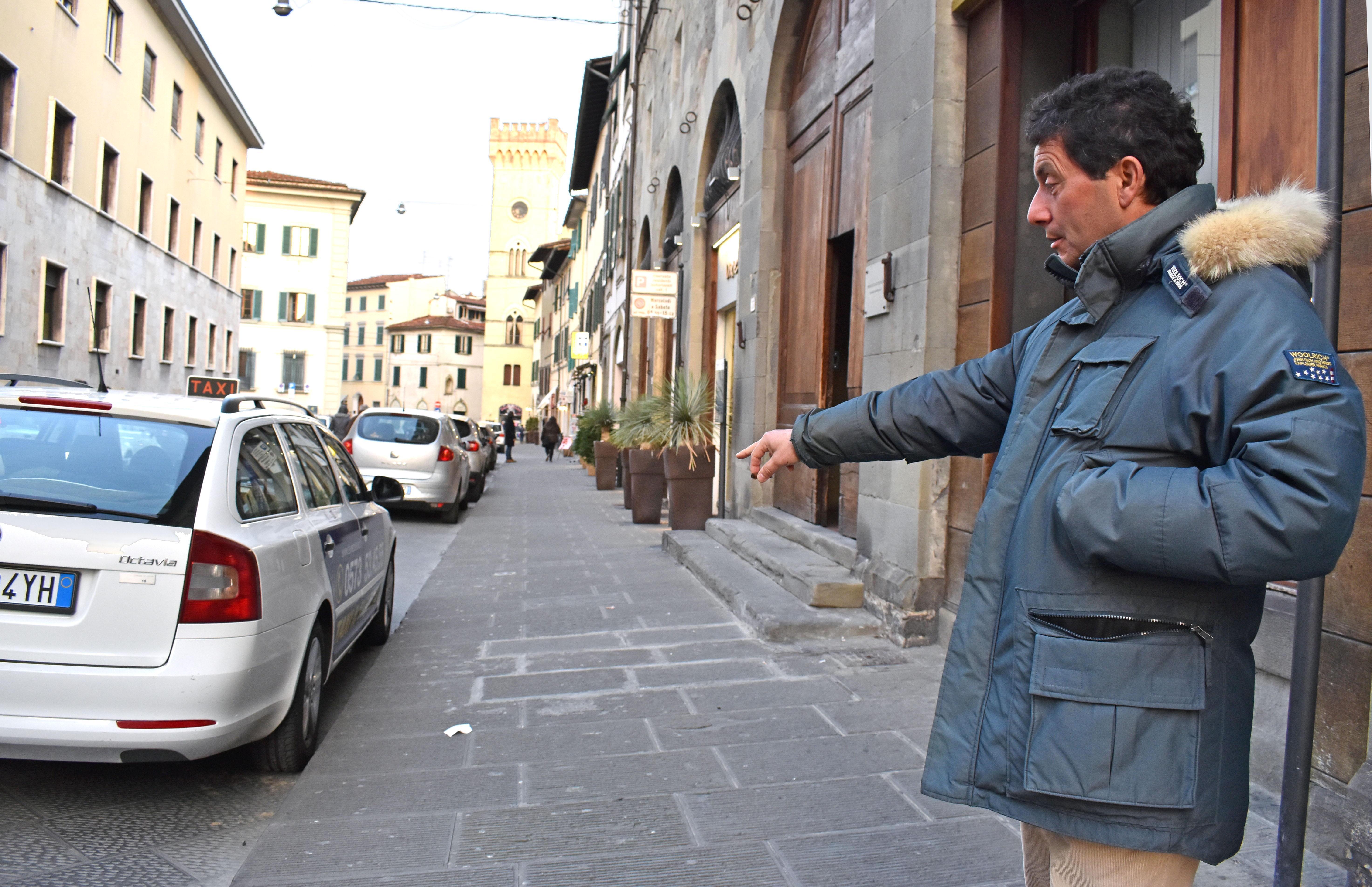 Un passante indica il punto in cui è avvenuta l'aggressione, in pieno centro storico