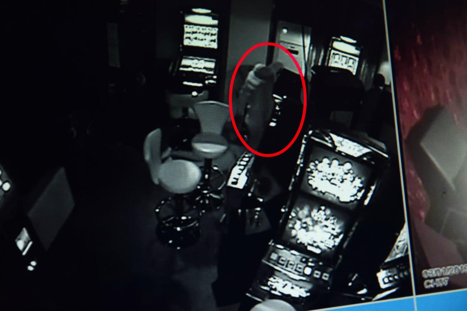 Nel riquadro uno dei banditi all'interno della sala slot (Foto Sernacchioli)