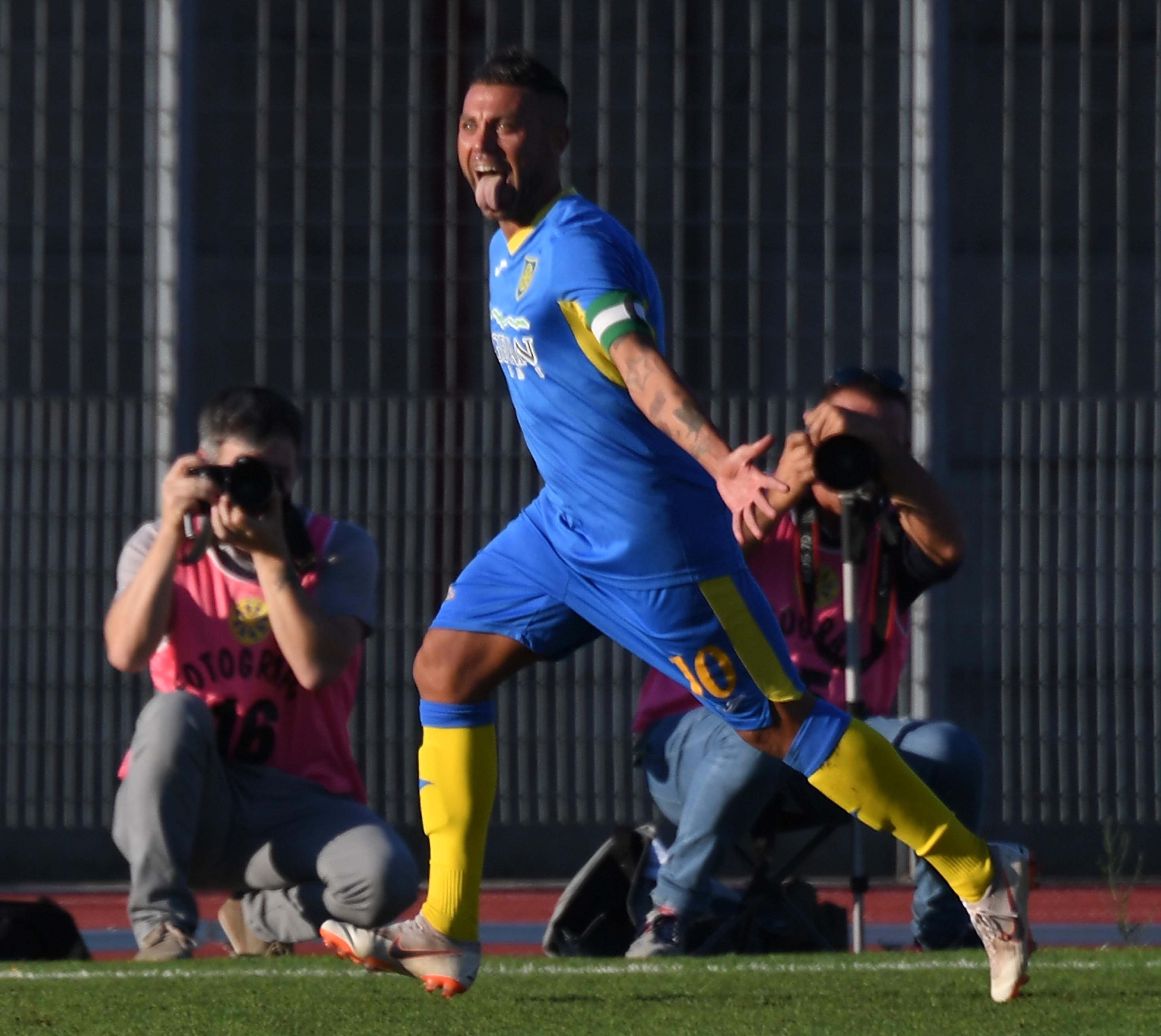 Ciccio Tavano festeggia un gol