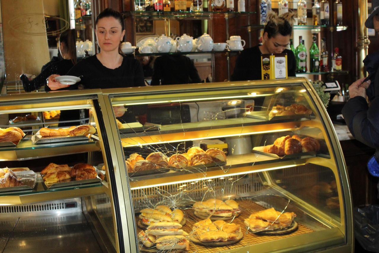 I danni provocati dalla spaccata al Cafè Chocolat di via Magnolfi (foto Sproviero/Batavia)