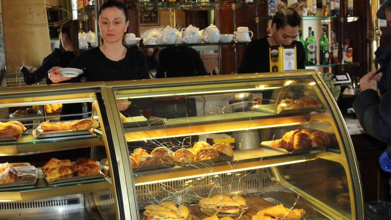 I danni provocati dalla spaccata al Cafè Chocolat di via Magnolfi (foto Sproviero/Batavia)