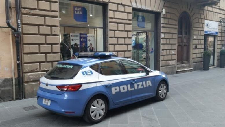 La volante della polizia davanti ad Aw Lab