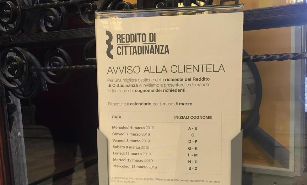 Il calendario per presentare le domande in ordine alfabetico affisso alla sede centrale delle Poste di Pisa