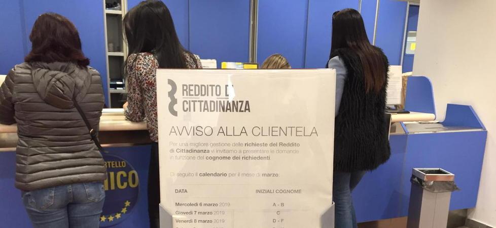 Reddito di cittadinanza, assalto ai Caf da mercoledì rischio maxi code alle Poste 