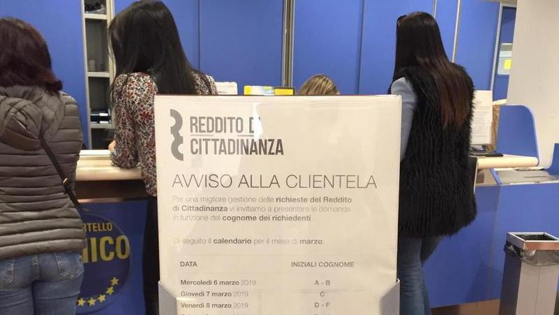 Reddito di cittadinanza, assalto ai Caf da mercoledì rischio maxi code alle Poste