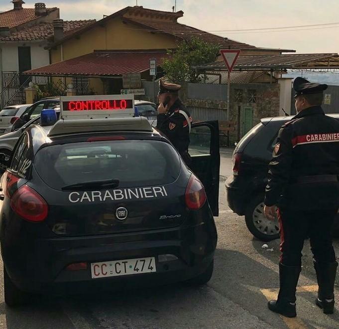 Aggredisce due persone, e picchia due carabinieri