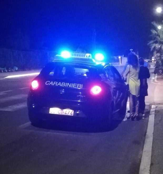 Deruba una prostituta 3 ragazzi lo inseguono e riescono a bloccarlo 