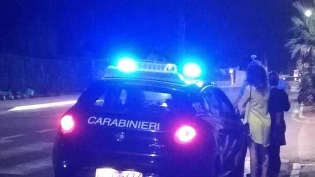 Deruba una prostituta 3 ragazzi lo inseguono e riescono a bloccarlo