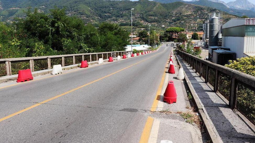 Due telecamere sul cavalcavia per stangare i camion irregolari
