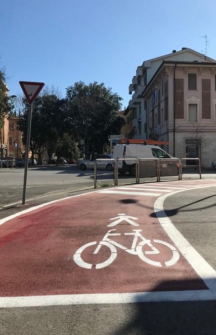Pista ciclopedonale sul marciapiede Ancora proteste: «Così è più pericoloso» 