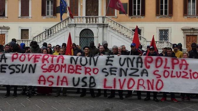 «C’è aria di sgomberi» Gli occupanti protestano