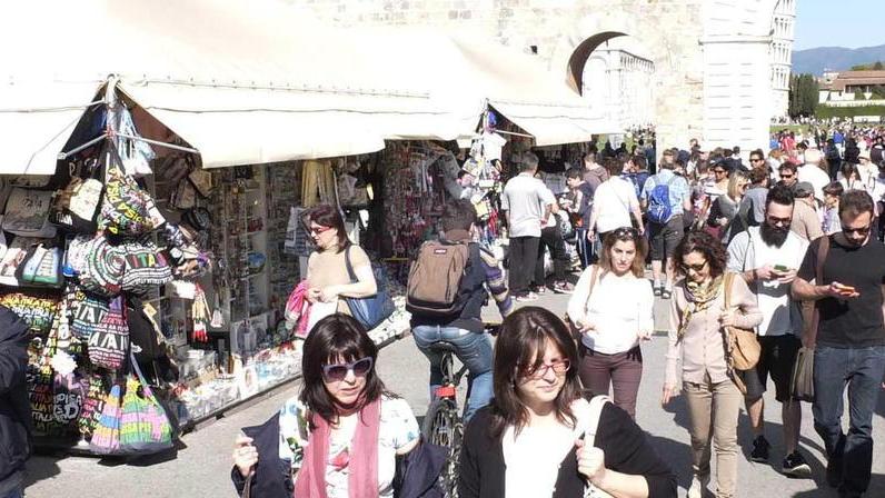 Lo stop alle bancarelle al Duomo è scritto in un atto ancora in vigore