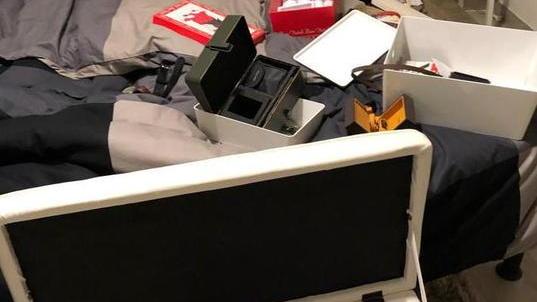 Gli portano via pc e oro appena esce di casa