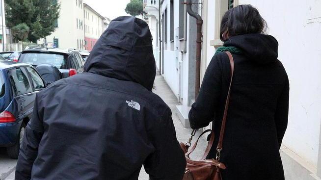 Scippata della borsa e spinta a terra mentre cammina verso casa