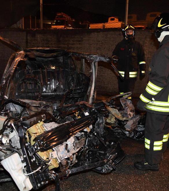 Fiamme altissime dopo l’impatto vicino alla Piaggio