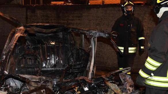 Fiamme altissime dopo l’impatto vicino alla Piaggio