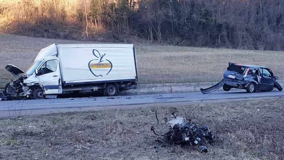 Schianto sull’Estense all’alba Motore vola a decine di metri