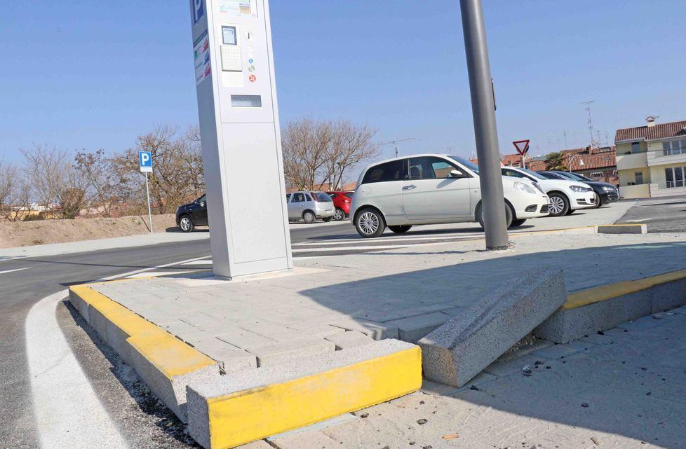 Baluardi Primi danni al parcheggio appena fatto 