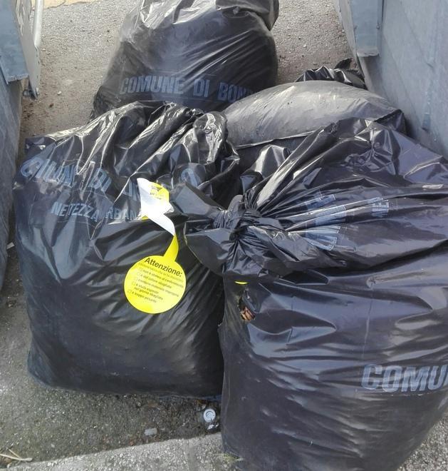 Abbandonati rifiuti non idonei al ritiro
