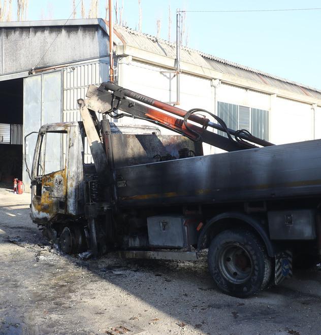 Camion a fuoco nel capannone dell’azienda