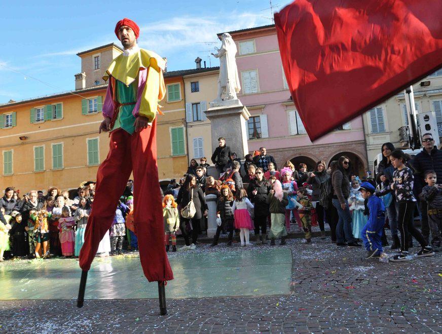 Di nuovo tutti in maschera per colorare corso Vallisneri con gli Amici dell’Aia 