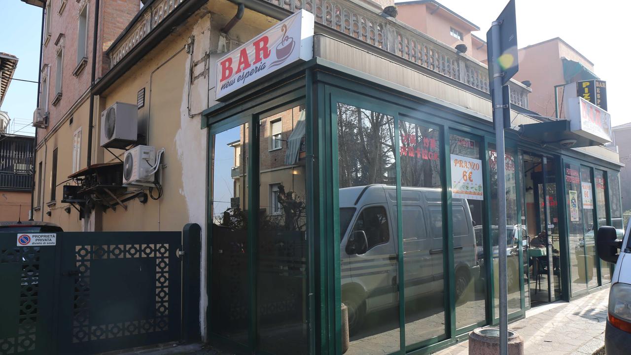 Reggio Emilia, dopo l'accoltellamento il questore chiude il bar Esperia in viale Piave