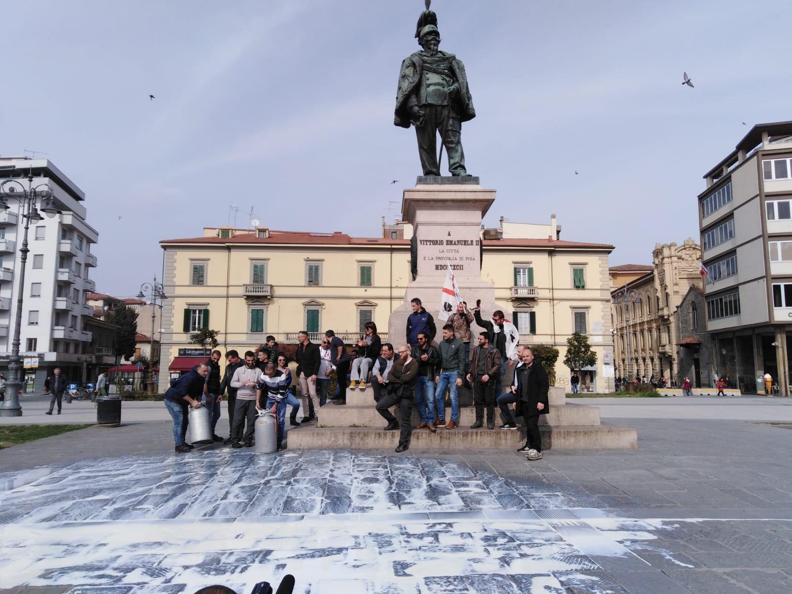 La protesta dei pastori sardi in piazza Vittorio Emanuele a Pisa