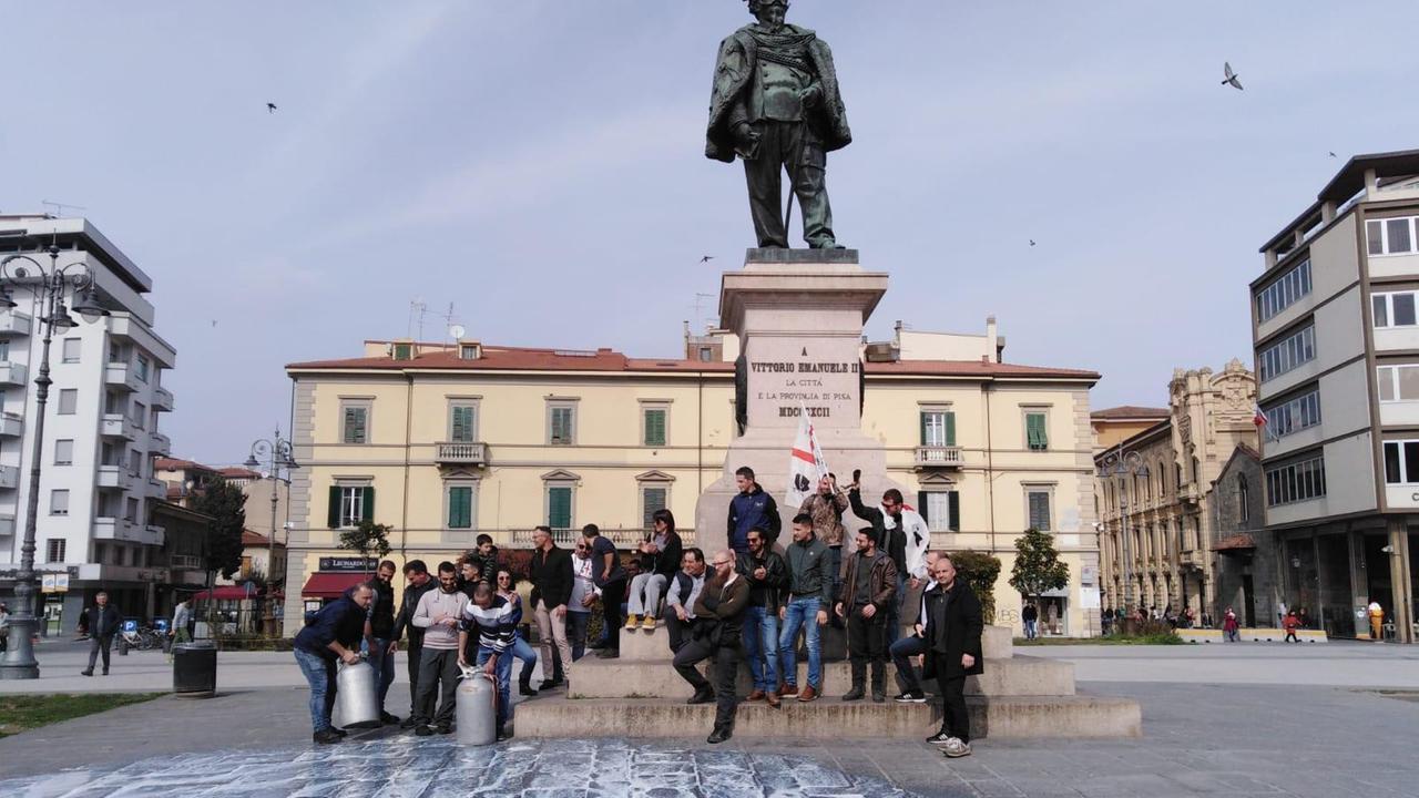 La protesta dei pastori sardi in piazza Vittorio Emanuele a Pisa