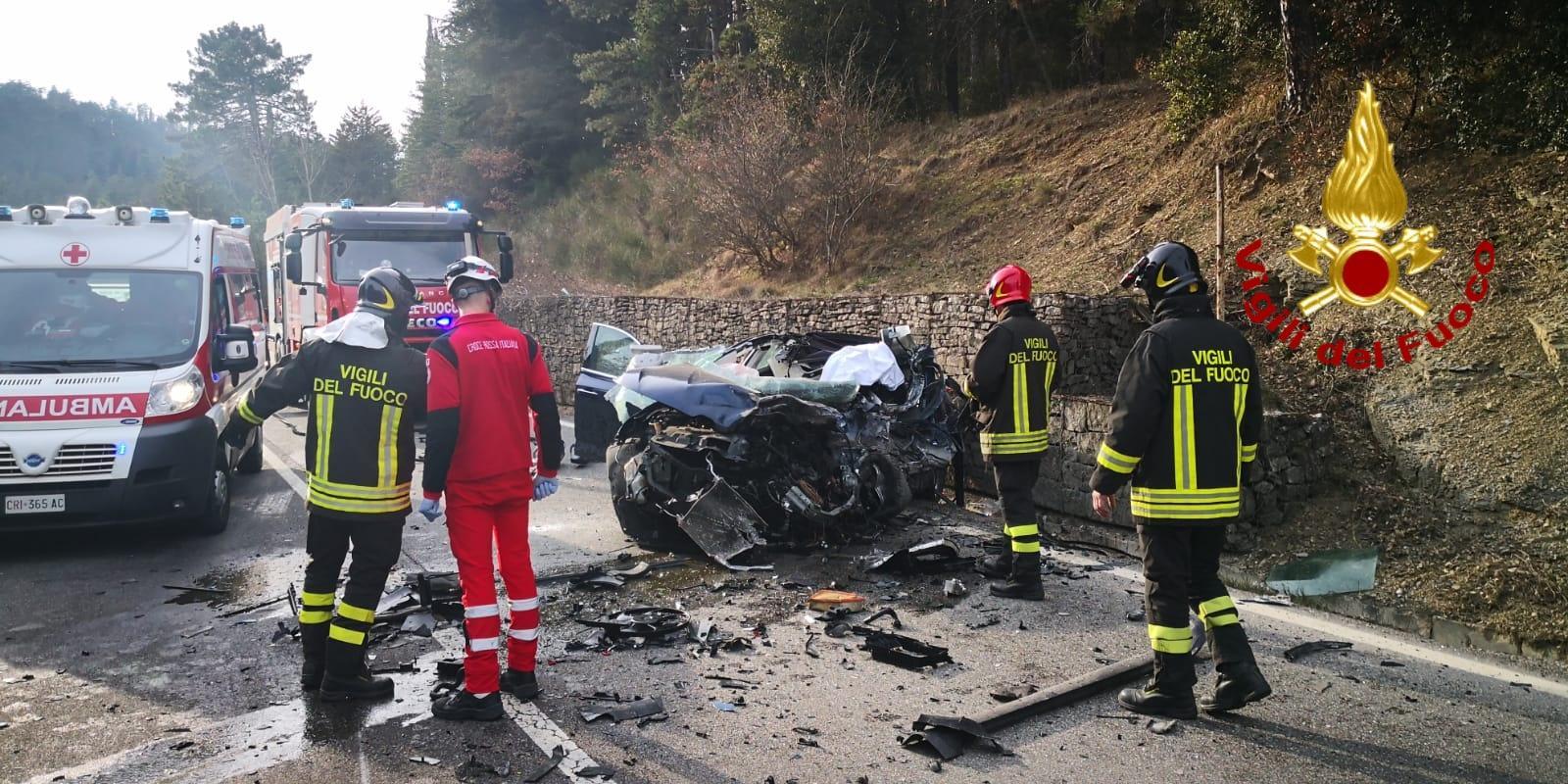 Schianto tra un'auto e un camion: muore una donna, grave il figlio