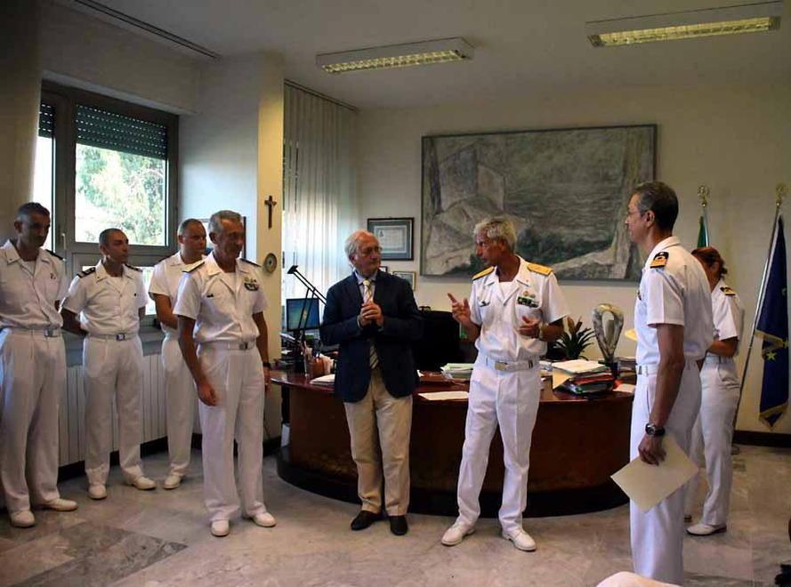 Il procuratore capo Aldo Giubilaro insieme ad ufficiali e personale della Capitaneria di Porto e della Marina Militare