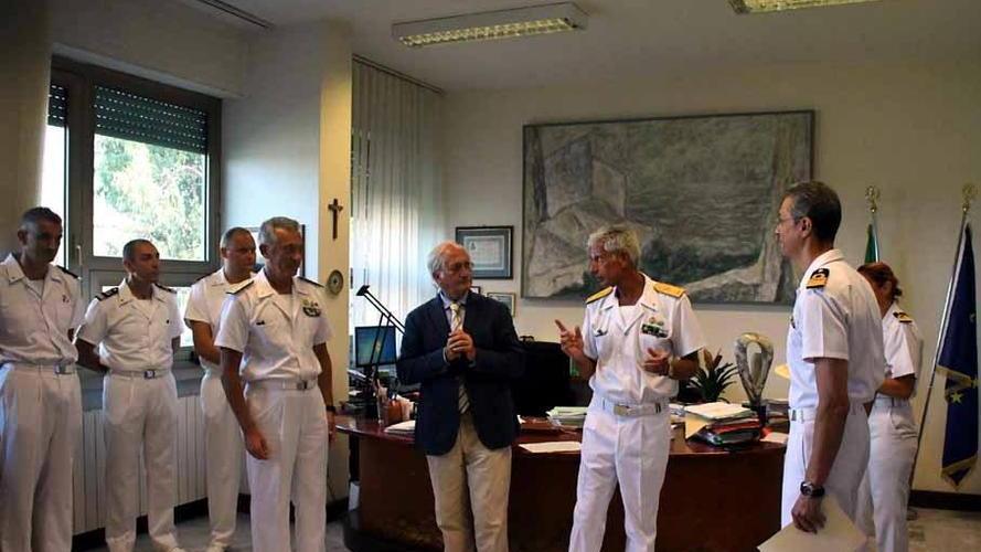 Il procuratore capo Aldo Giubilaro insieme ad ufficiali e personale della Capitaneria di Porto e della Marina Militare