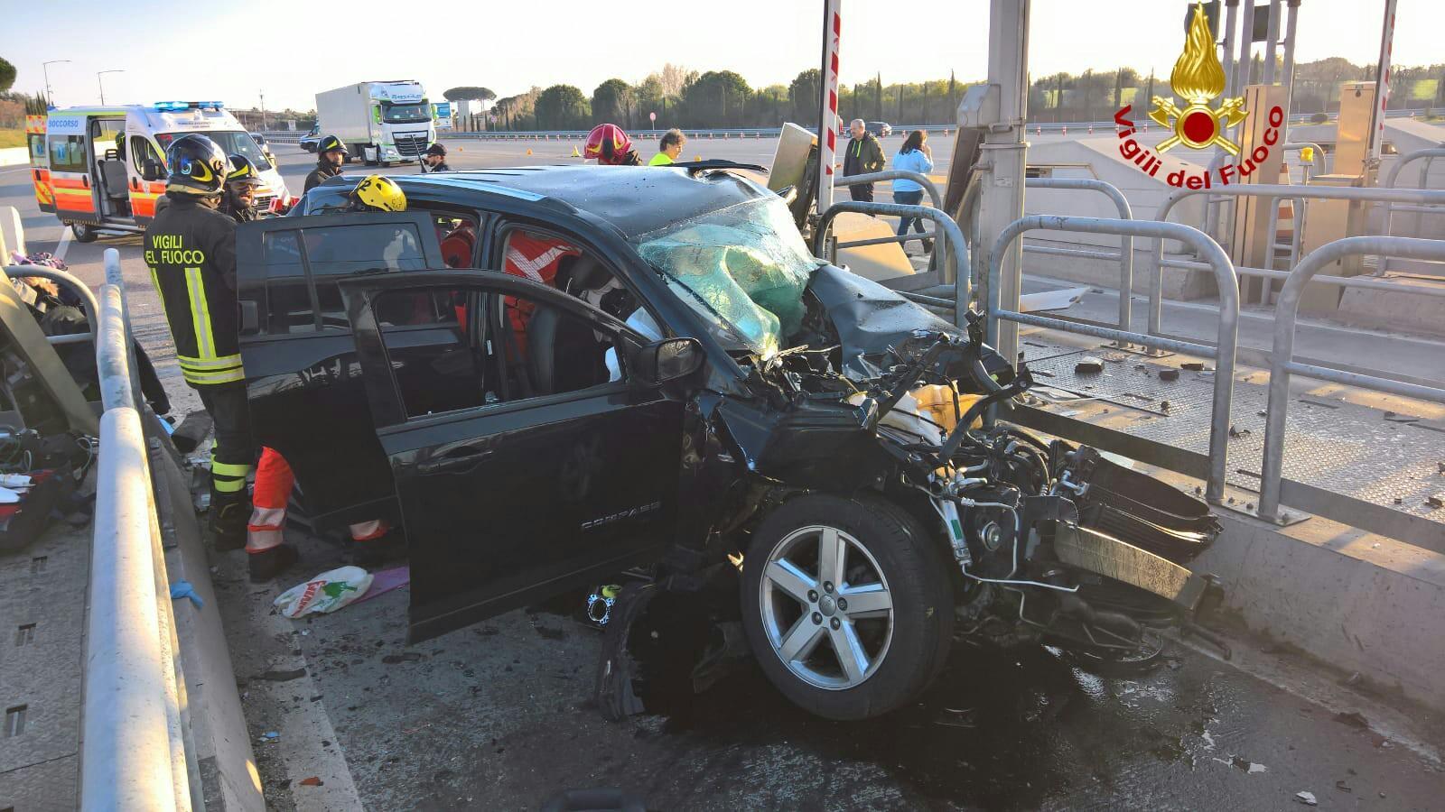 L'auto distrutta dopo l'incidente