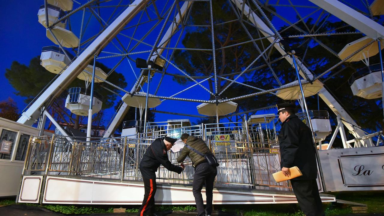 I carabinieri sequestrano la ruota panoramica di Porta Corsica