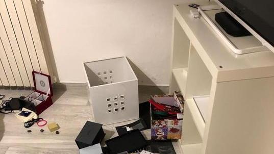 L’interno di un salotto dopo il passaggio dei ladri (foto d'archivio)