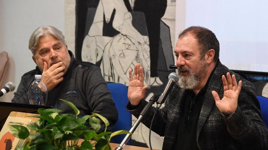 Lo scrittore Carlo Lucarelli in cattedra al liceo Montale di Pontedera, a sinistra Marcello Cimino di “Ombre Gialle” (Foto Silvi)