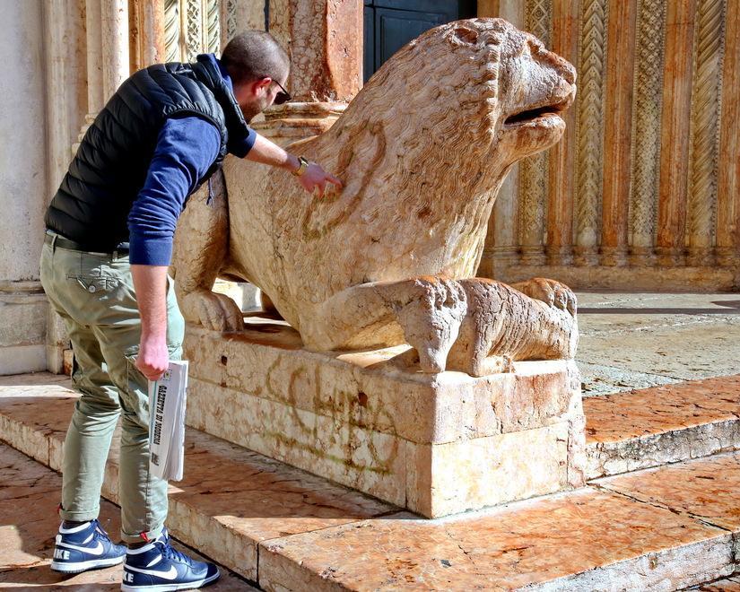 Leone danneggiato: appello ai cittadini per smascherare gli imbrattatori 