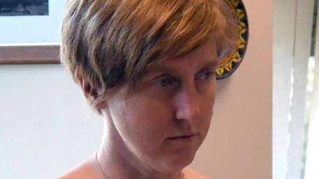 Chiede indicazioni a una maestra ma cala i pantaloni e si mostra nudo